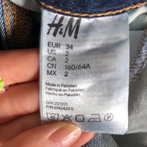 Skinny dark wash jean shorts size 00 from HM - Picture 2 of 3